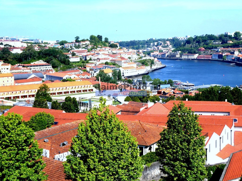 Terreno p/ contr. altura